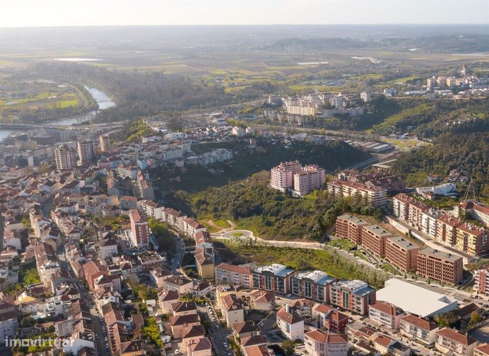 Apartamento T2 com lugar de garagem em zona de Celas