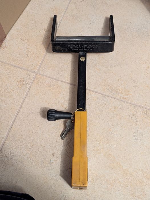 Vendo tranca de direção para carro.