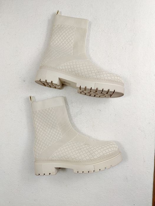 Modne kremowe skarpetkowe wsuwane botki na grubej podeszwie rozm 40 41