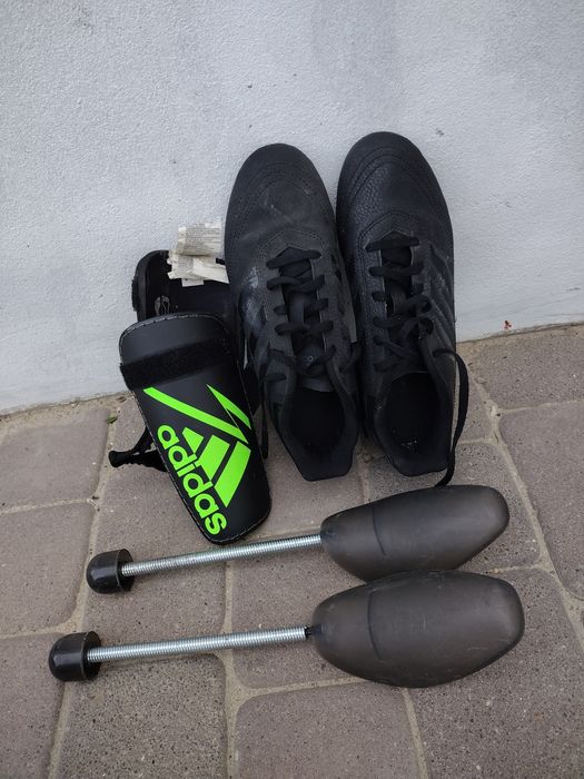 Buty do gry w piłkę korki i ochraniacze Adidas