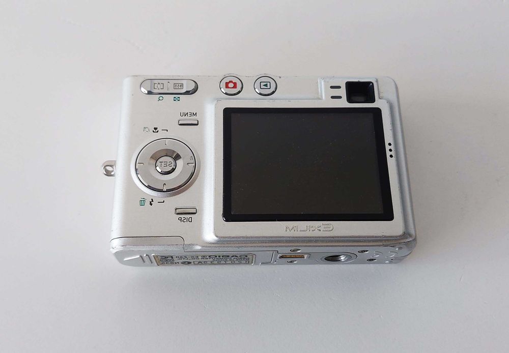 Câmara digital compacta CASIO Exilim EX-Z40 avariada
