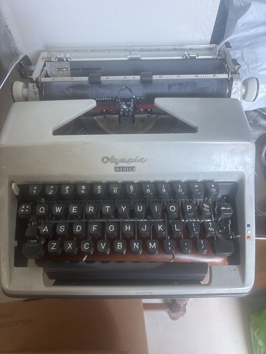 Maquina de escrever antiga /Olympia-Monica