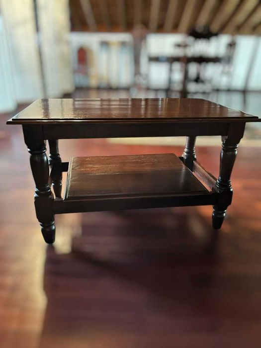 Mesa de centro madeira escura.