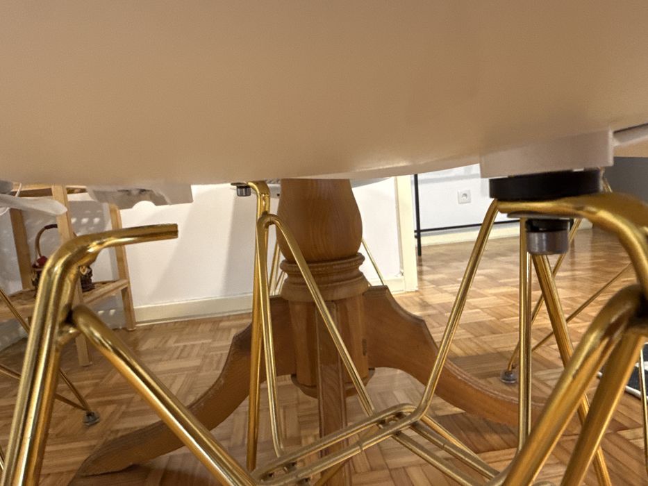 3 cadeiras brancas estilo Eames com pés dourados + 1 para reparação