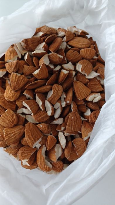 Frutos secos (amêndoa, avelã, noz) e figos.