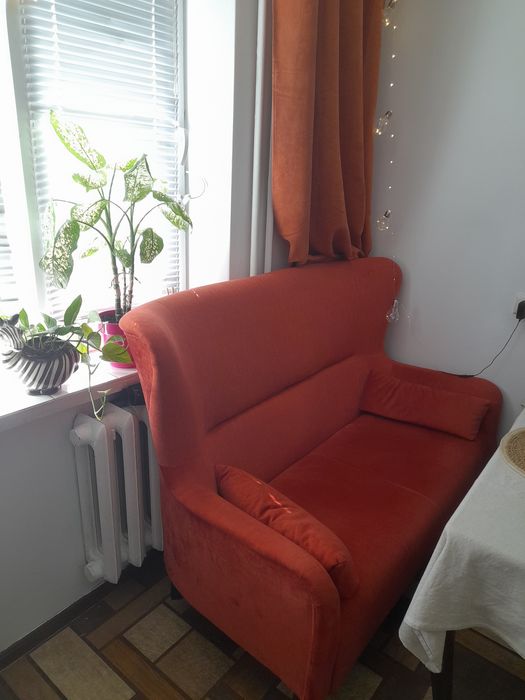 Диван двомісний на ніжках, нерозкладний, велюр, теракот