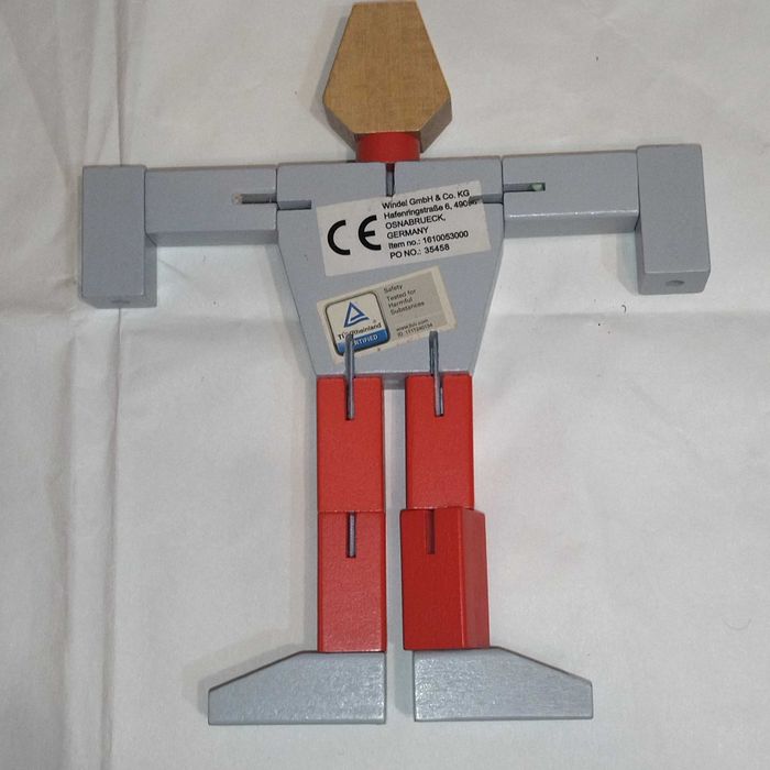 Деревянный робот-трансформер, Германия