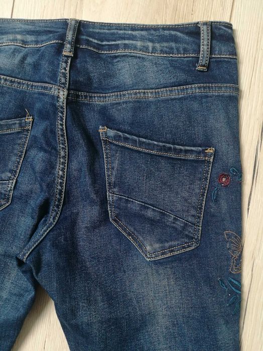 Damskie spodnie boyfrend z denimu z haftem na biodrze