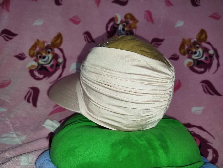 Czapka z daszkiem (bejsbolówka) z otworem na kucyk.