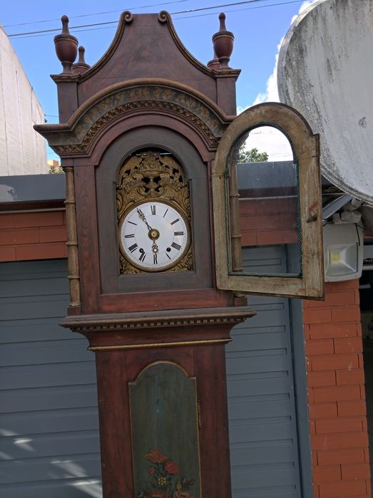 Relógio antigo pé alto