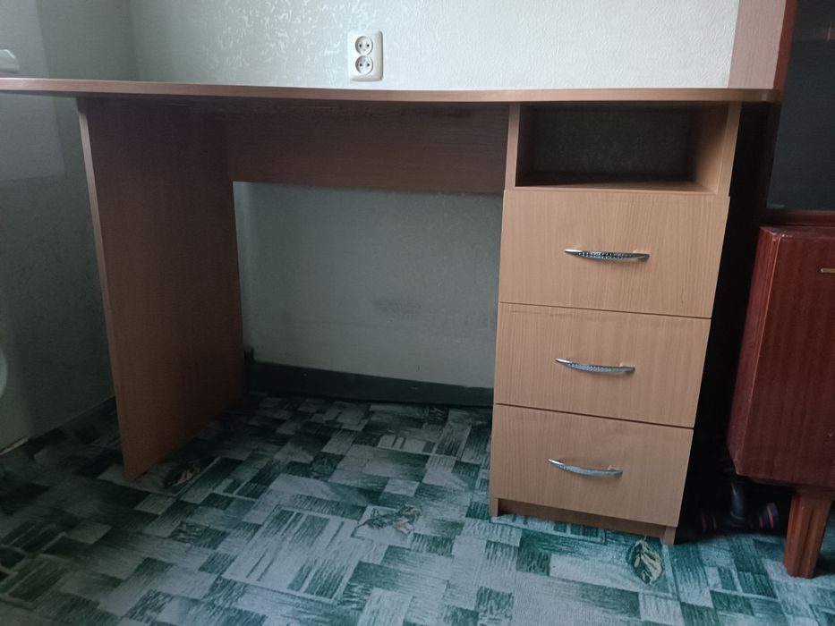 Продам стол для обучения или компьютерный.