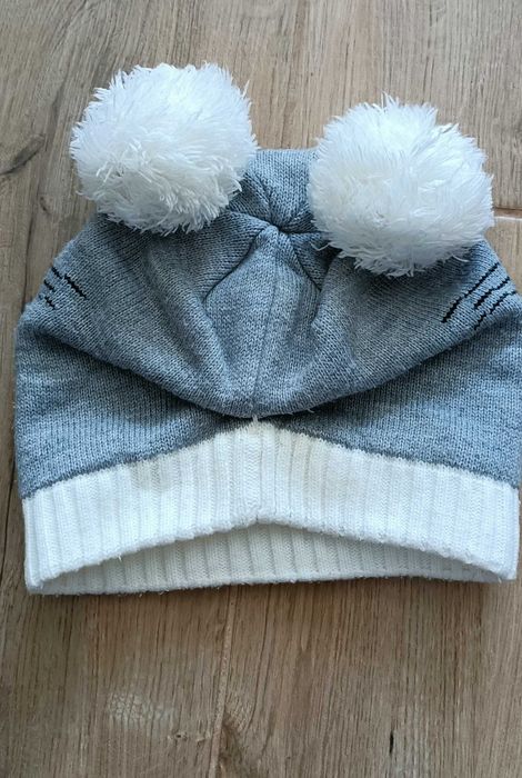 шапка з помпонами