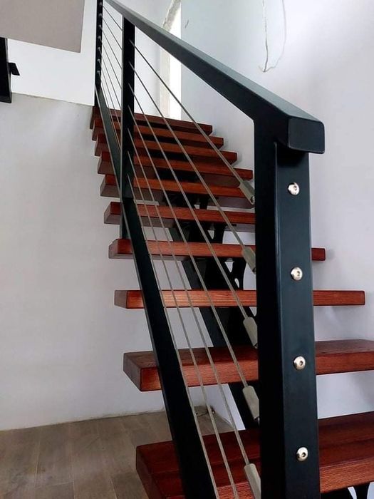 Schody wewnętrzne metal-drewno w stylu loft.