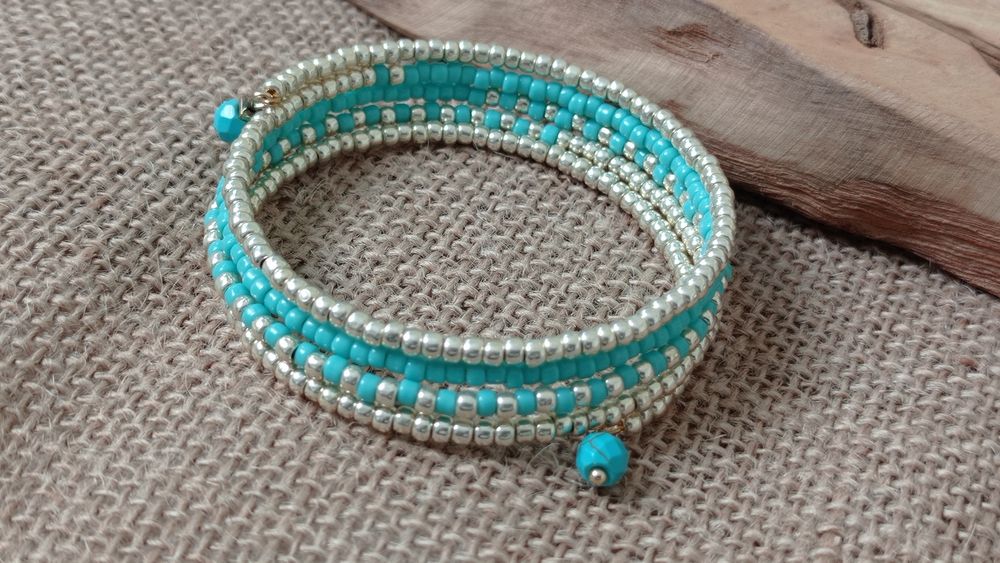 Bransoletka z małych koralików z zawieszkami z kamieni naturalnych