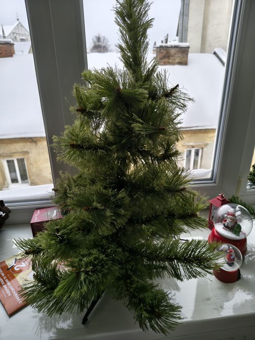 Штучна ялинка в чудовому стані