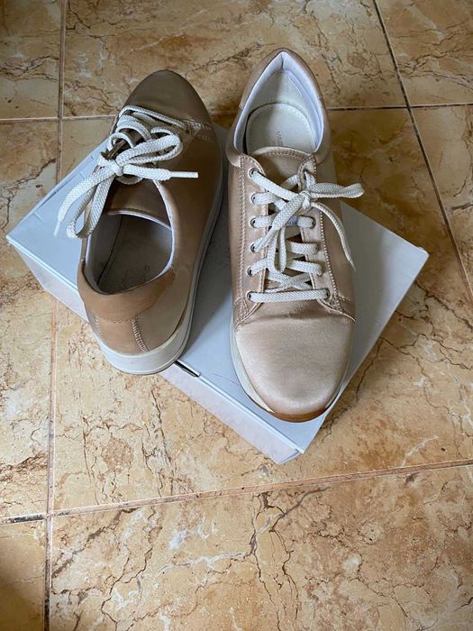 Кроссовки "Vegabord"  на белой подошве, женские, стильные, легкие.