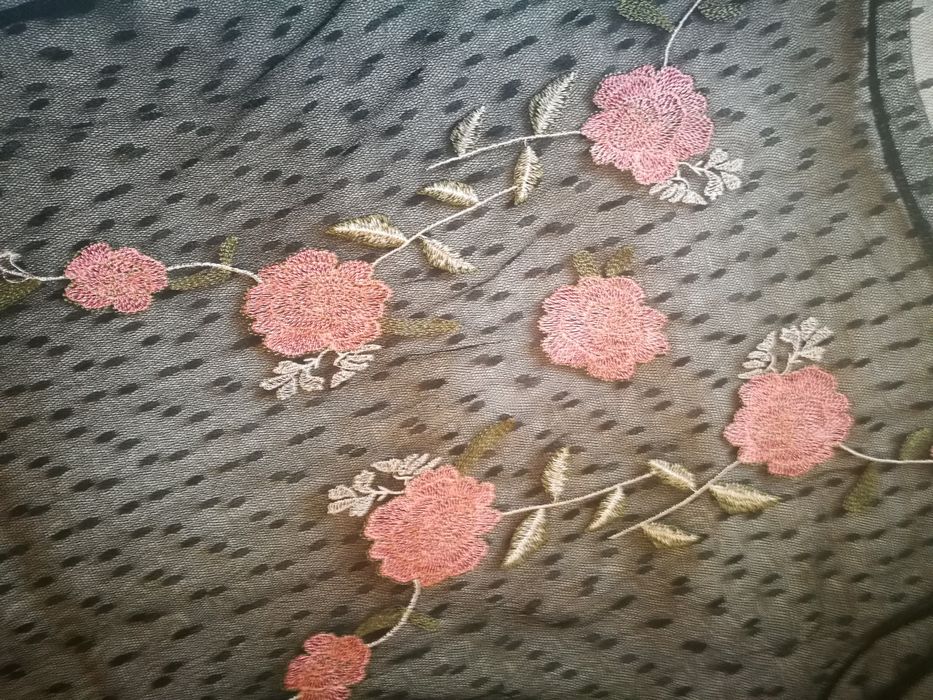 Elegancka koronkowa sukienka z haftem