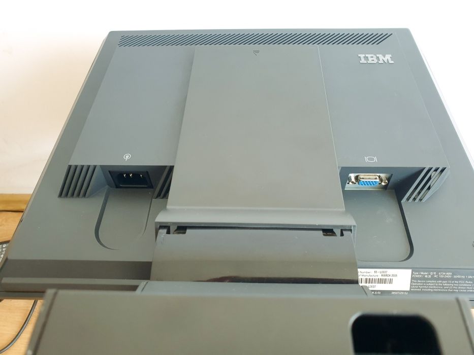 3 monitory; IBM ThinkVision, LCD TFT. BenQ   FP222 Wa. Yakumo TFT 17