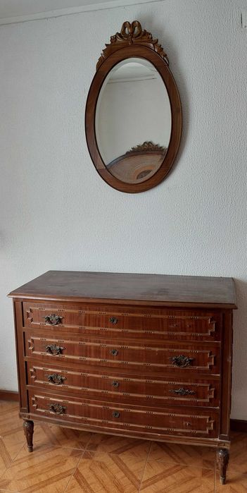 Espelho de quarto antigo em madeira trabalhada