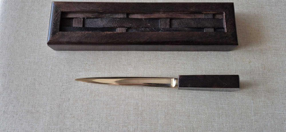 Caixa de madeira com faca corta papel