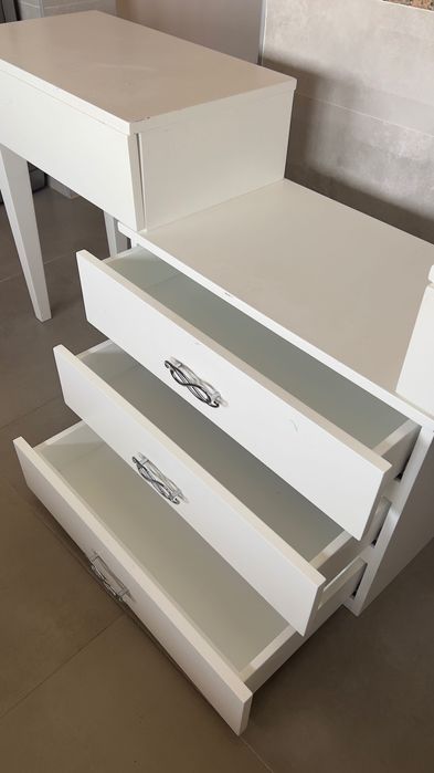 Escrivaninha Branca com algumas marcas de uso por conta dos miúdos