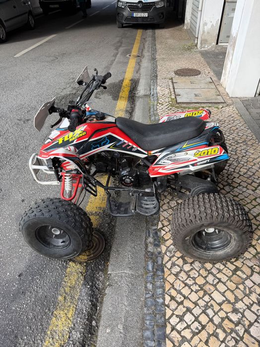 Moto 4 criança  com mudanças e marcha a traz