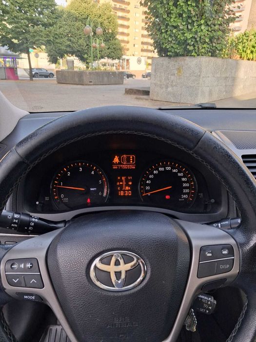 Toyota Avensis T27, ano 2010, motor Diesel económico e fiável.