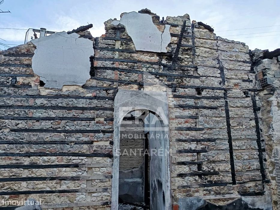 Moradia de pisos para reconstruir