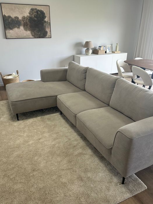 Sofá chaise long cinza com os pés pretos