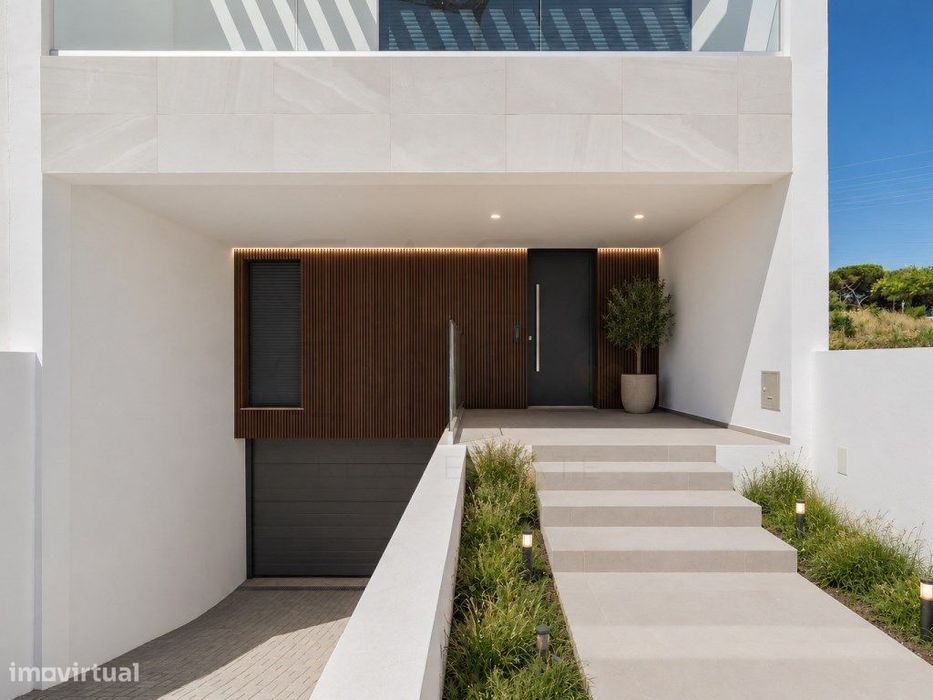 Moradia nova com garagem, piscina e jardim na Quinta da Amizade