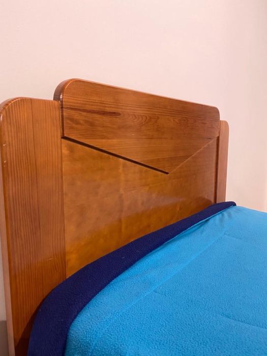 Cama solteiro e mesinha de cabeceira