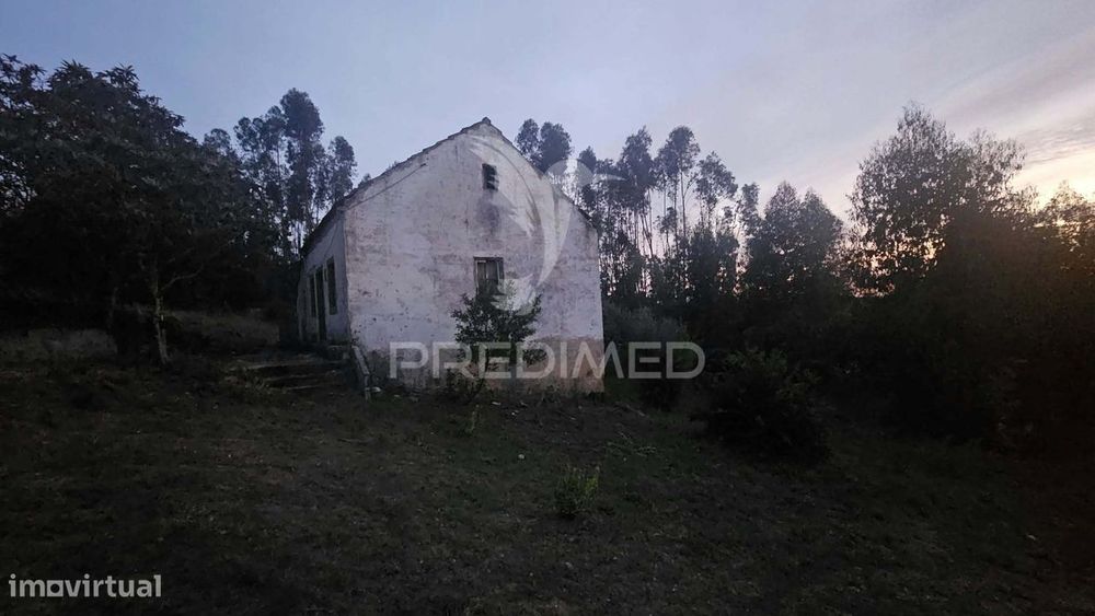 Pequena casa no campo