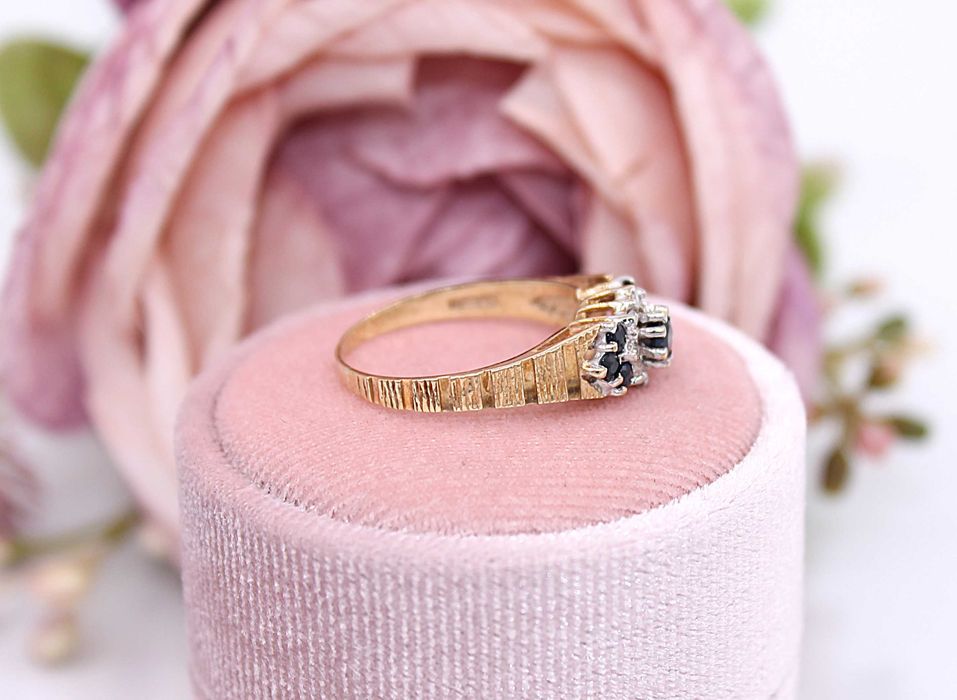 Złoty pierścionek p.375/2,41g z brylantami i szafirami