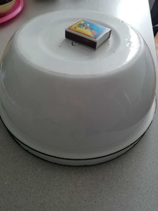 Большие миски, сковорода.