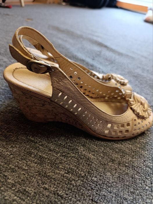 Жіночі босоніжки шкіряні