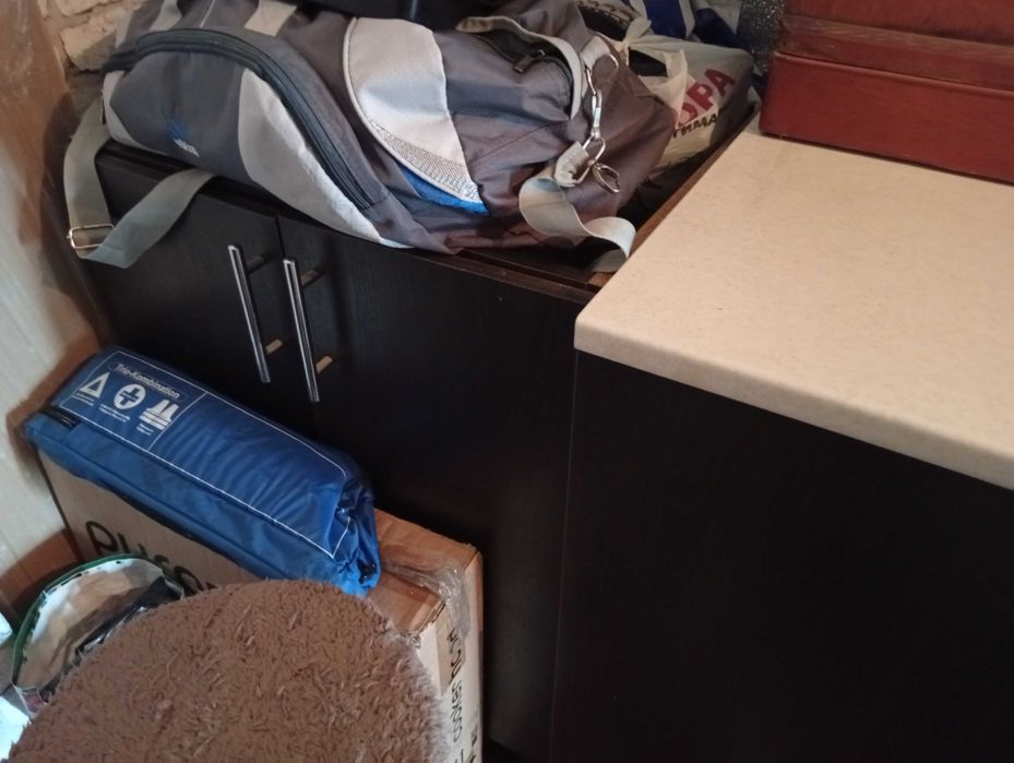 Кухня, тумбочки,шкафчики.