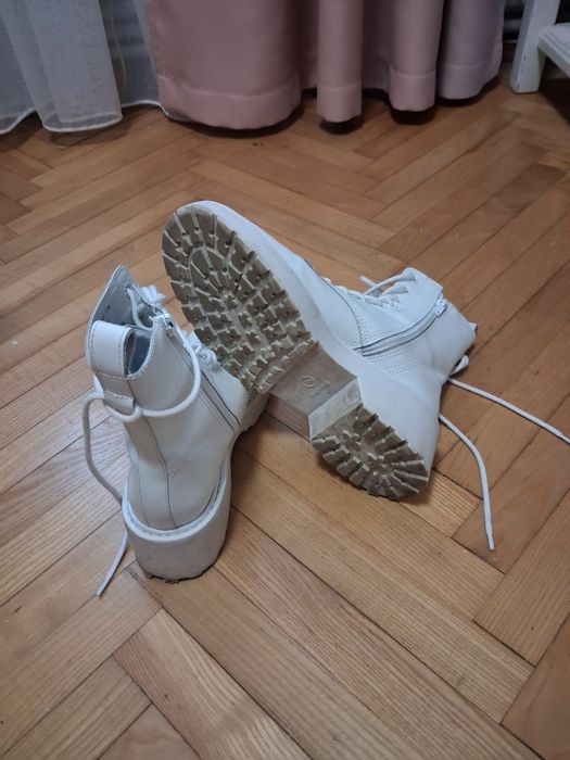 STEVE Madden  ботінки білі М 7,5 ( 38,5)