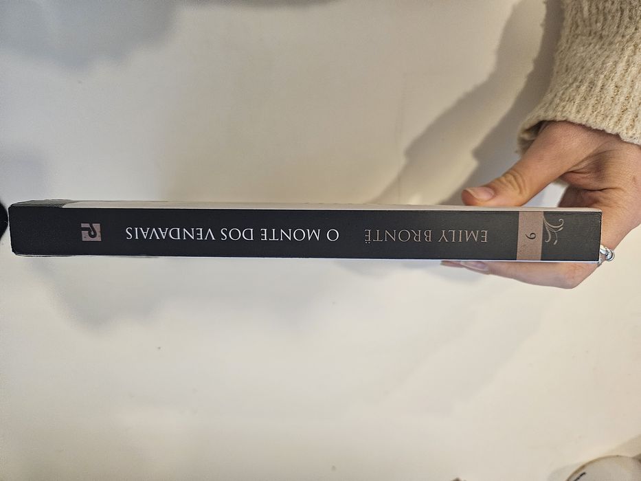 Livro "O monte dos vendavais" Emily Brontë