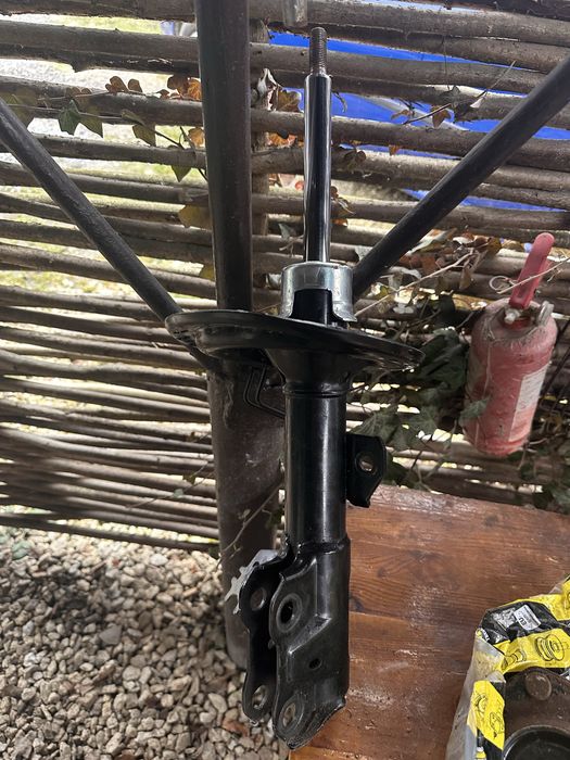 Стійки , амортизатори передні  тойота - lexus