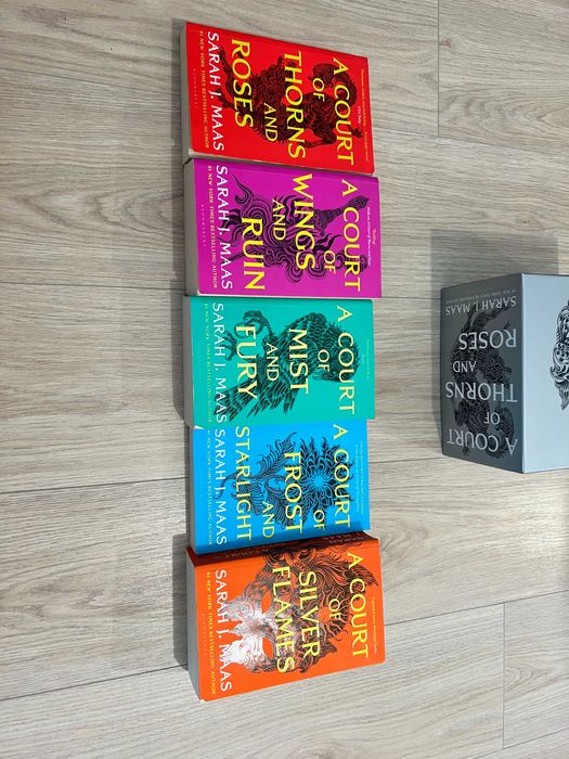 A Court of Thorn and Roses Box - ENG