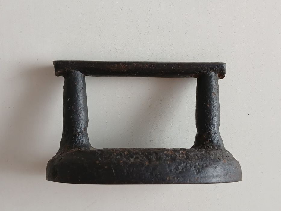 Ferro de engomar antigo