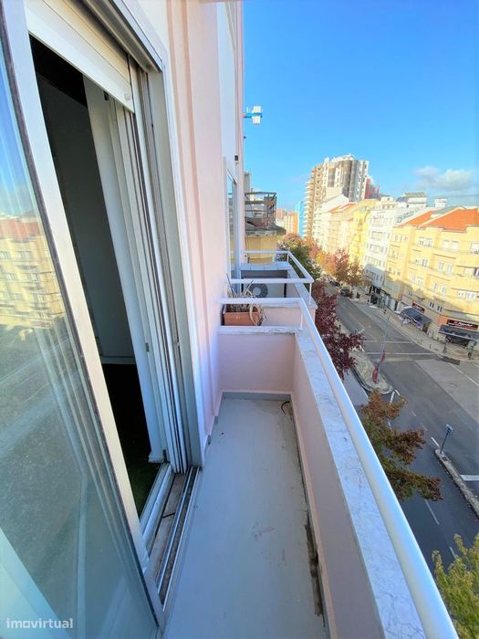 T2 com varanda e elevador no Campo Pequeno