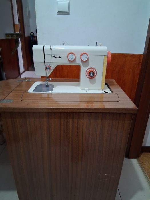 Máquina de costura eletrico e pedal