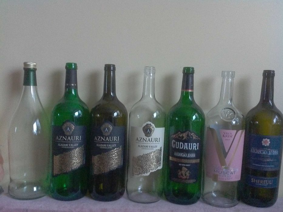 Бутылка стеклянная емкостью 1.5 л.