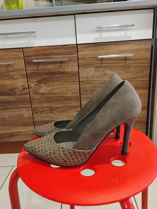 Szpilki 39            .