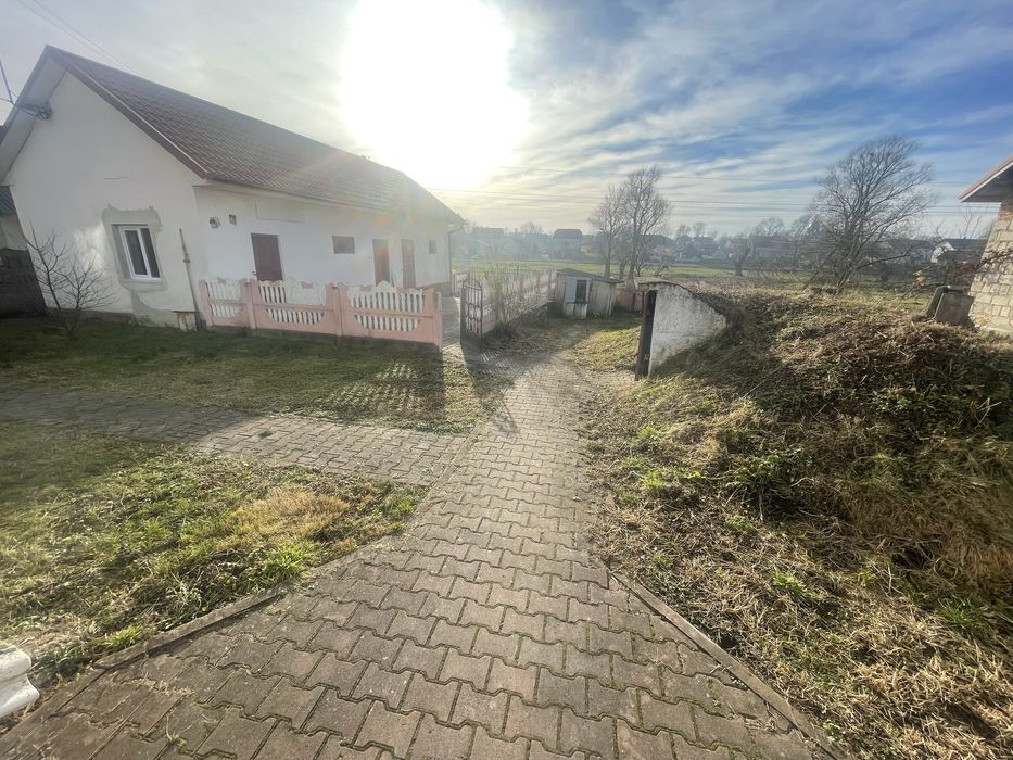 Продається будинок з земельною ділянкою коло нього