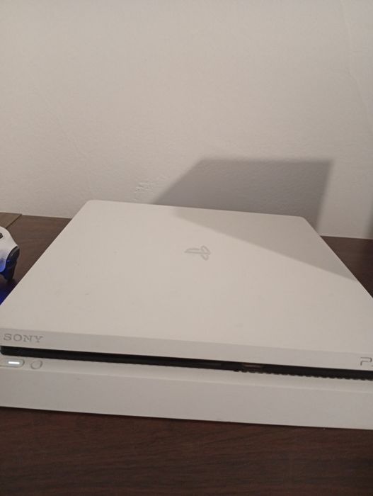 PS4 Branco com dois comandos como novo +  2 jogos.