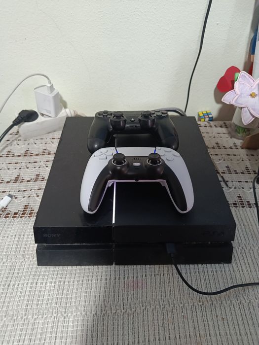 PS4 Slim com dois comandos
