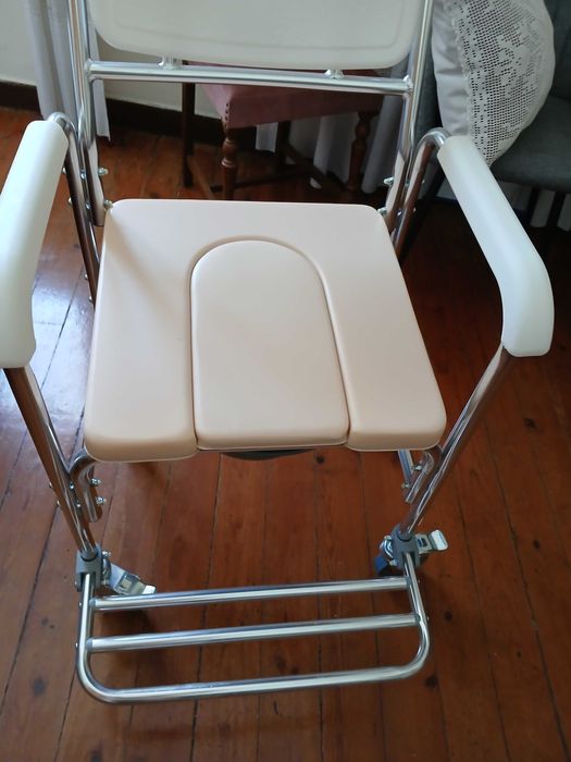 Cadeira com rodas para higiene, praticamente nova