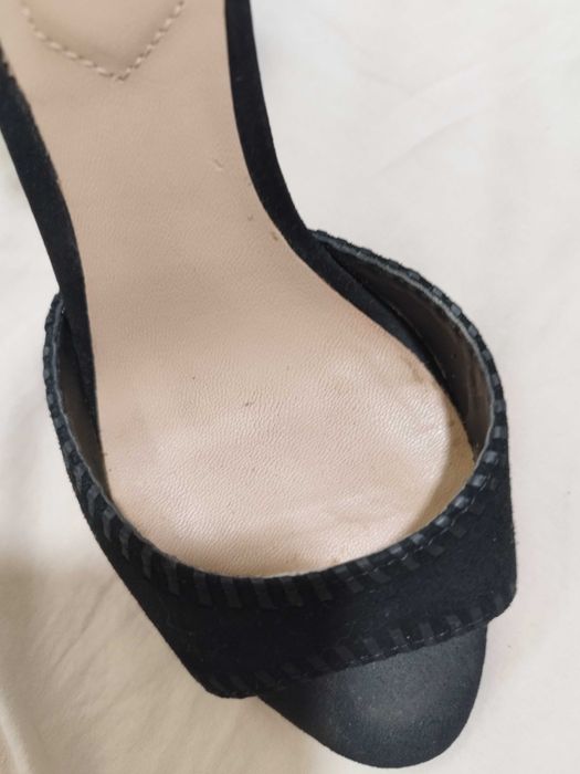 Sapatos pretos de salto alto (9cm). De camurça e da marca Aldo, n° 36.